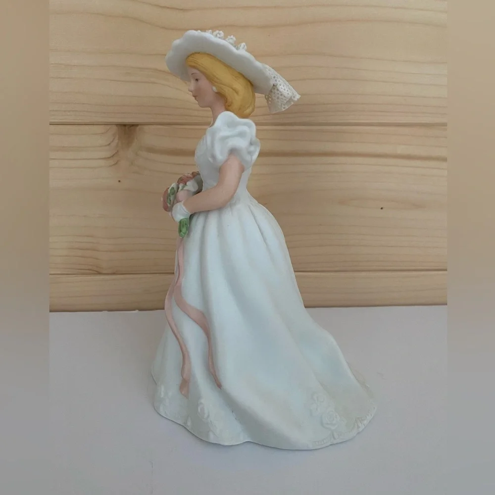 Vintage 1986 AVON Summer Bride Figurine Porcelain Wedding Keepsake Bride
